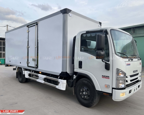 Xe tải Isuzu NQR 550 5 tấn Thùng Kín Composite