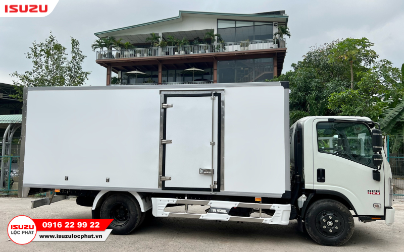 Isuzu NPR 400 3.5 tấn Thùng Kín Composite