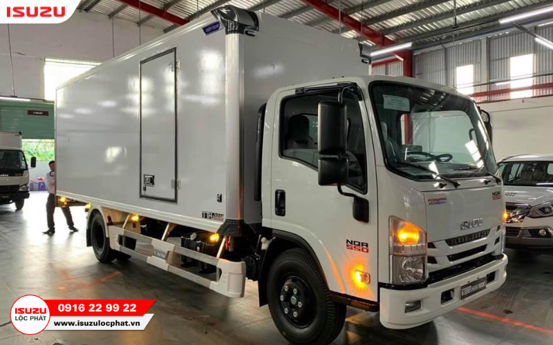 Xe tải Isuzu NQR 550 5.5 tấn Thùng Bảo Ôn