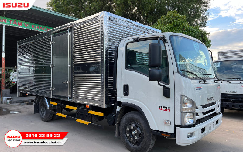 Xe tải Isuzu NPR 400 4 tấn thùng kín
