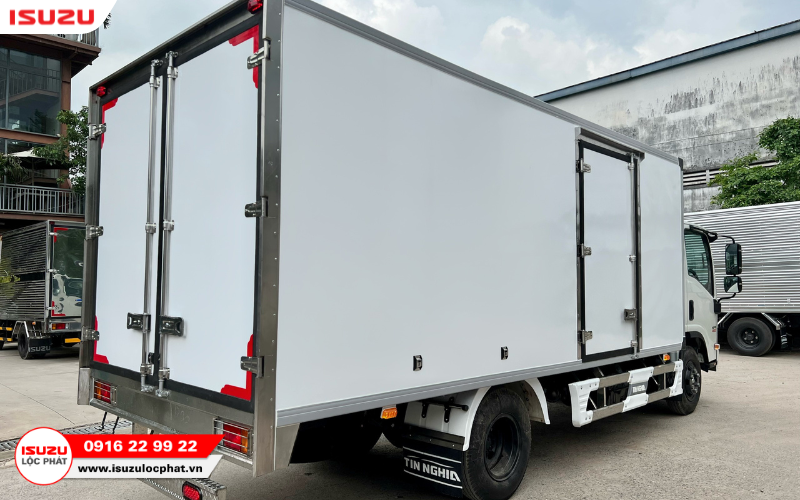 Ngoại thất và nội thất Isuzu NPR 400 thùng kín composite