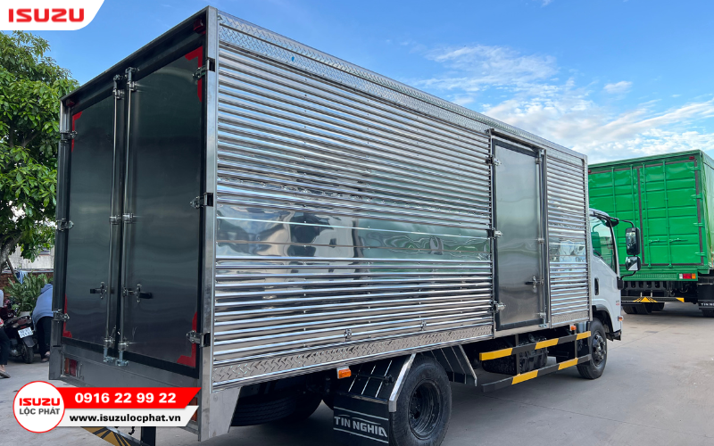 Ngoại thất và nội thất của Isuzu 4 tấn 
