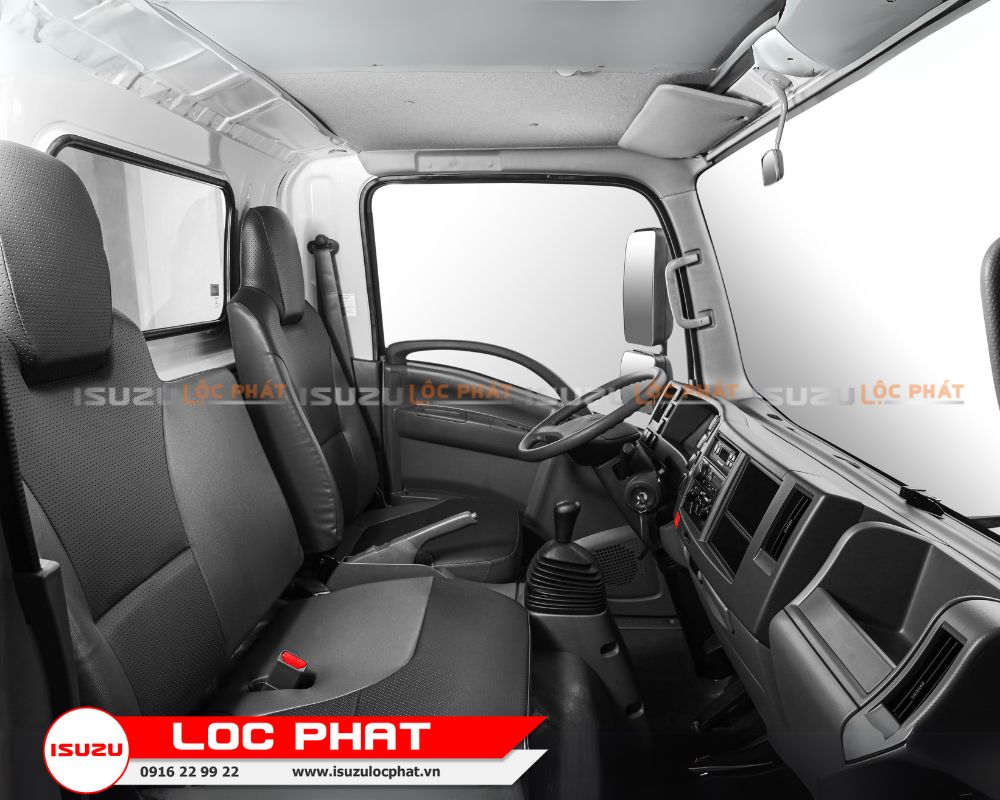 <img data-cke-saved-src=“2” src=“2” alt=“Nội thất và không gian cabin của xe tải Isuzu QKR 210 2.3 tấn Thùng Kín”>