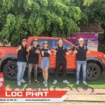 Nhân viên tư vấn hỗ trợ khách hàng về dòng xe ISUZU