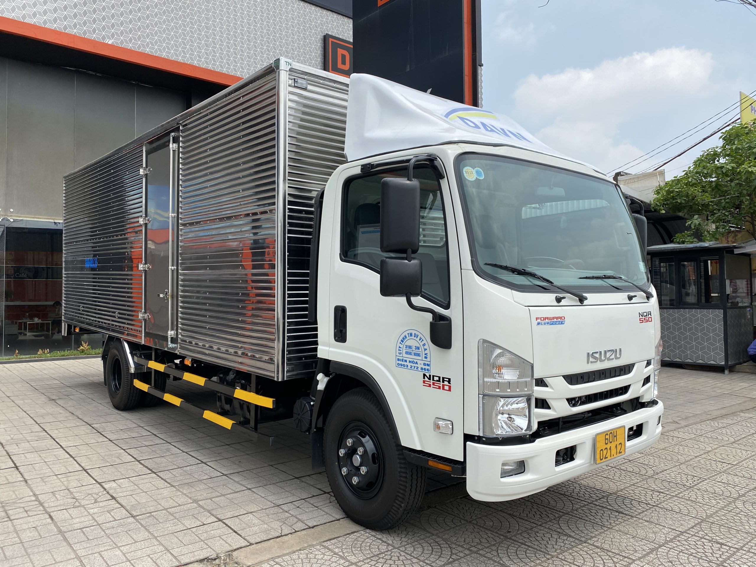 Giá xe tải Isuzu 5.5 tấn NQR75ME4